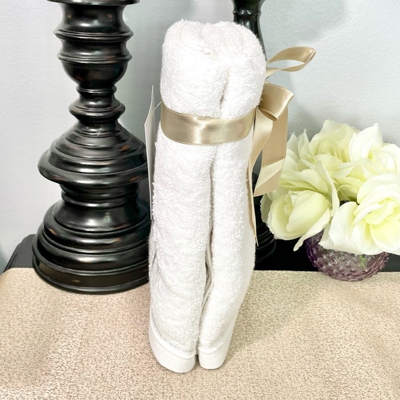 NWT Set of 2 Shimmering Christmas Tree 🎄 Hand Towels - Picture 4 of 9